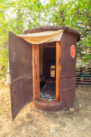 sauna finlandesa en prado negro