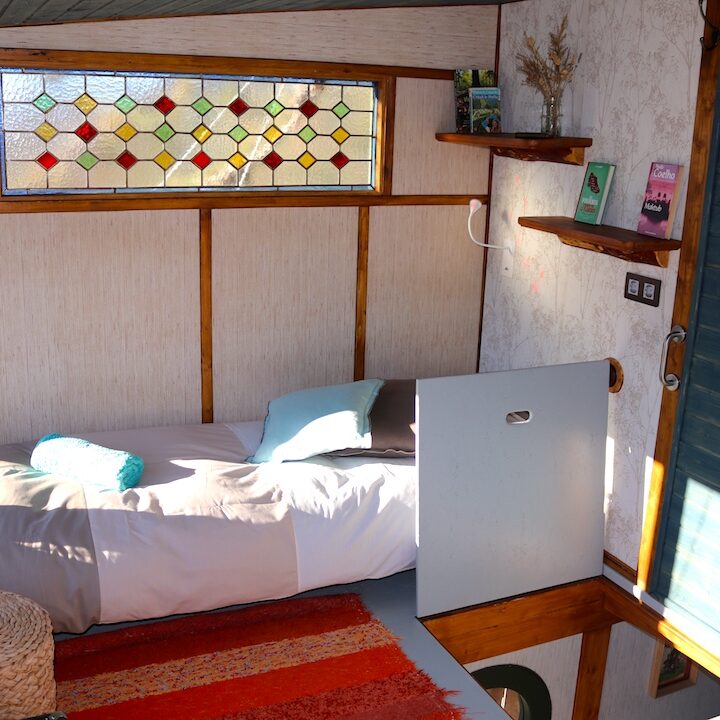 cama individual planta superior cabaña arbol